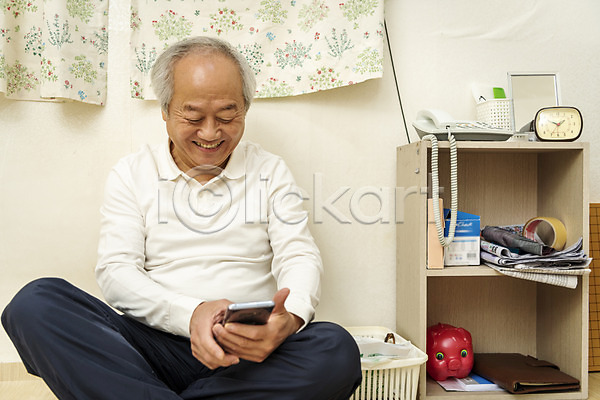 기쁨 70대 남자 노년 노인남자한명만 한국인 한명 JPG 앞모습 포토 내려보기 독거노인 들기 미소(표정) 상반신 스마트폰 실내 실버라이프 앉기 할아버지