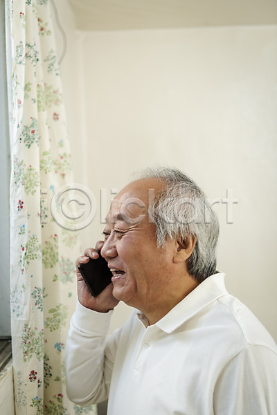 기쁨 70대 남자 노년 노인남자한명만 한국인 한명 JPG 옆모습 포토 독거노인 들기 상반신 스마트폰 실내 실버라이프 웃음 통화 할아버지