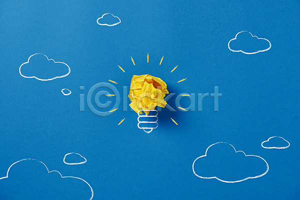 아이디어 사람없음 JPG 포토 하이앵글 구름(자연) 비즈니스 빛 스튜디오촬영 실내 오브젝트 전구 종이 창의력 파란배경