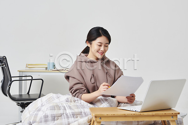 20대 성인 성인여자한명만 여자 한국인 한명 JPG 앞모습 포토 노트북 대학생 들기 랜선라이프 미소(표정) 상반신 스튜디오촬영 실내 앉기 언택트 온라인강의 온택트 원격수업 응시 의자 이불 책상 침대 흰배경