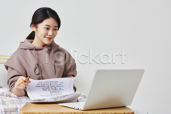 20대 성인 성인여자한명만 여자 한국인 한명 JPG 앞모습 포토 노트북 대학생 들기 랜선라이프 미소(표정) 상반신 스튜디오촬영 실내 앉기 언택트 연필 온라인강의 온택트 원격수업 응시 이불 침대 흰배경