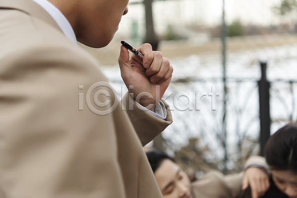 무서움 사회이슈 학교폭력 10대 고등학생 남자 세명 십대만 여자 청소년 한국인 JPG 아웃포커스 앞모습 옆모습 포토 교복 들기 상반신 야외 전자담배 주간 흡연