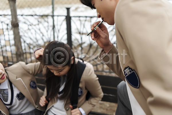 사회이슈 학교폭력 10대 고등학생 남자 세명 십대만 여자 청소년 한국인 JPG 아웃포커스 앞모습 옆모습 포토 고개숙이기 교복 들기 벤치 상반신 서기 앉기 야외 전자담배 주간 흡연