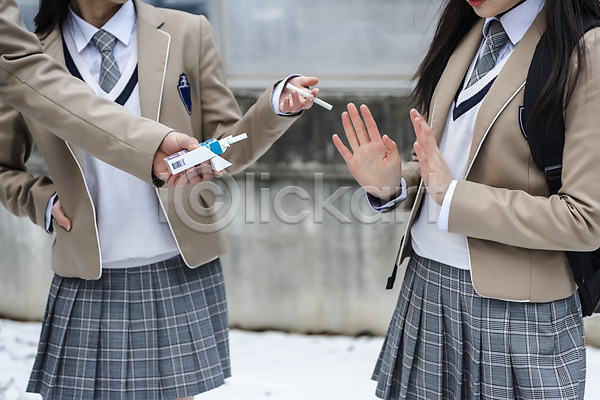 거절 무서움 사회이슈 학교폭력 10대 고등학생 두명 신체부위 십대여자만 여자 청소년 한국인 JPG 앞모습 옆모습 포토 교복 담배 들기 상반신 손 앉기 야외 주간 주머니손 흡연