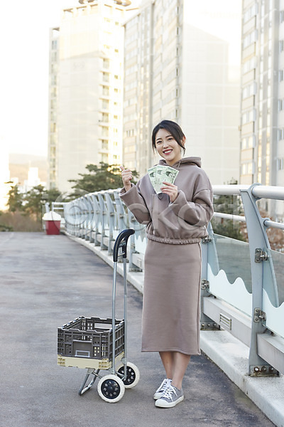 20대 성인 성인여자한명만 여자 한국인 한명 JPG 아웃포커스 앞모습 포토 돈 들기 미소(표정) 상인 서기 수레 야외 육교 전신 주간 중고거래 최고
