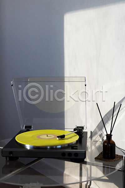 사람없음 JPG 포토 뉴트로 디퓨저 레코드판 복고 실내 주간 창가 턴테이블 햇빛