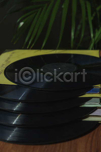 사람없음 JPG 포토 나무배경 뉴트로 레코드판 복고 서랍장 식물 실내 일렬 창가 햇빛 화분