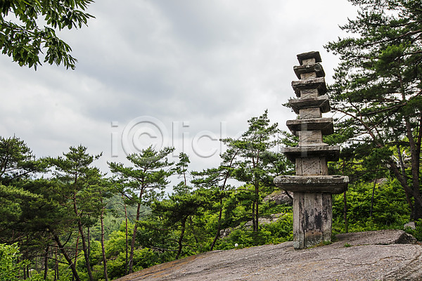 사람없음 JPG 포토 구름(자연) 불교 석탑 소나무 야외 운주사 전라남도 주간 하늘 화순
