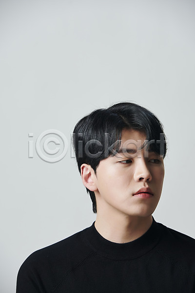 20대 남자 성인 성인남자한명만 한국인 한명 JPG 앞모습 포토 뷰티 상반신 스튜디오촬영 실내 응시 의료성형뷰티 회색배경