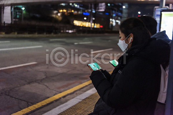 10대 남자 두명 십대만 여자 청소년 한국인 JPG 옆모습 포토 겨울 귀가 들기 마스크 버스정류장 상반신 스마트폰 시청(보고들음) 앉기 야간 야간자율학습 야외 온라인강의 이어폰 책가방 코로나바이러스