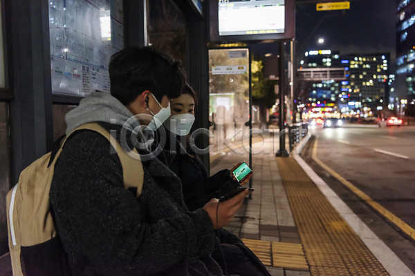 10대 남자 두명 십대만 여자 청소년 한국인 JPG 옆모습 포토 겨울 귀가 들기 마스크 버스정류장 상반신 스마트폰 시청(보고들음) 앉기 야간 야간자율학습 야외 온라인강의 이어폰 책가방 코로나바이러스