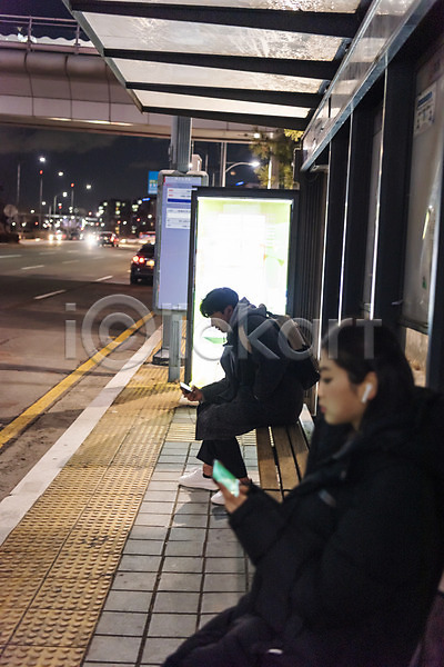 10대 남자 두명 십대만 여자 청소년 한국인 JPG 옆모습 포토 겨울 귀가 들기 버스정류장 상반신 스마트폰 시청(보고들음) 앉기 야간 야간자율학습 야외 온라인강의 이어폰 전신 책가방