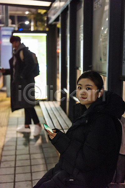 10대 남자 두명 십대만 여자 청소년 한국인 JPG 아웃포커스 옆모습 포토 겨울 귀가 들기 버스정류장 상반신 서기 스마트폰 앉기 야간 야간자율학습 야외 온라인강의 응시 전신 책가방