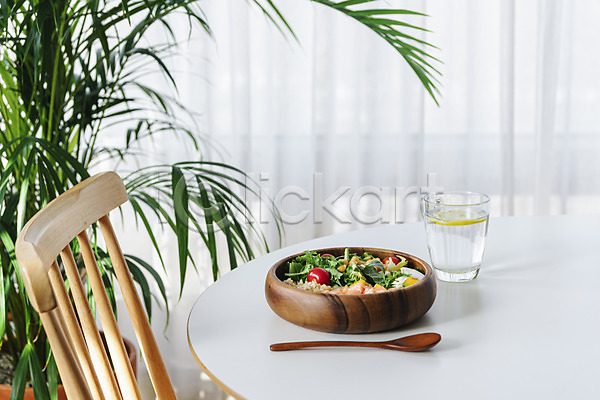 사람없음 JPG 포토 건강식 나무그릇 나무숟가락 다이어트 레몬 물컵 식물 식탁 실내 연어샐러드 의자 저칼로리식단 채소 커튼