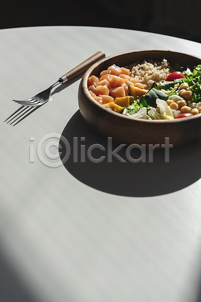 사람없음 JPG 포토 건강식 그림자 나무그릇 다이어트 방울토마토 식탁 실내 연어샐러드 저칼로리식단 채소 포크 현미밥