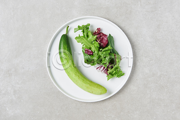 사람없음 JPG 포토 하이앵글 건강식 다이어트 샐러드 스튜디오촬영 실내 오이 저칼로리식단 접시 채소 회색배경