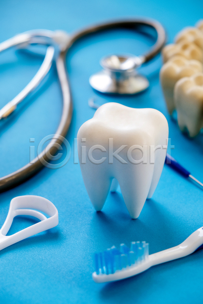사람없음 JPG 아웃포커스 포토 해외이미지 실내 청진기 치과 치아건강 치아관리 치아모형 칫솔 파란배경 해외202105