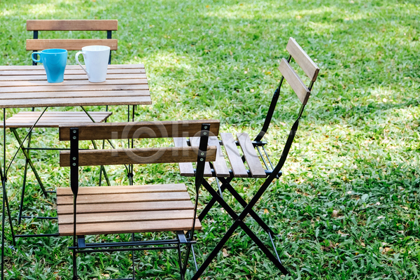 휴식 사람없음 JPG 포토 해외이미지 벤치 아침 야외 음료 의자 잎 잔디 정원 찻잔 카페 컵 탁자 풍경(경치) 해외202105