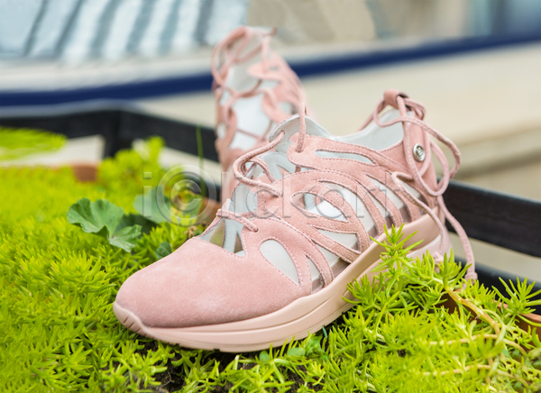 이동 사람없음 성인 여자 JPG 포토 해외이미지 건강 걷기 계단 달리기 라이프스타일 모션 분홍색 식물 신발 연습 운동 운동화 전력질주 조깅 트레이너 해외202105