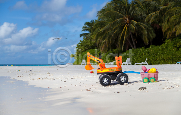 사람없음 아기 JPG 포토 해외이미지 게임 놀이 라이프스타일 맑음 모래 물 바다 빨간색 야외 자동차 자연 장난감 태양 파란색 플라스틱 해외202105