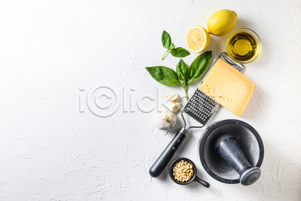 사람없음 JPG 포토 하이앵글 해외이미지 강판 레몬 마늘 막자사발 바질 실내 올리브오일 잣 치즈 카피스페이스 페스토 해외202105 흰배경