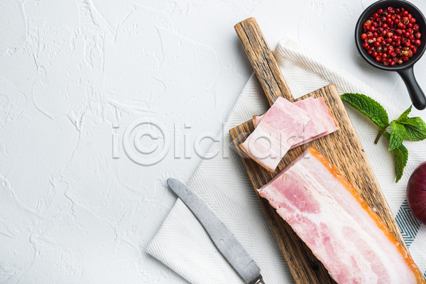 사람없음 JPG 포토 해외이미지 돼지고기 베이컨 육류 음식 조각 해외202105 햄 훈제 흰배경