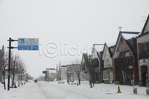 사람없음 2010년일본 JPG 포토 해외기획촬영 건물 겨울 계절 교통안전 길 나무 눈(날씨) 도로 도로표지판 마을 비에이 설경 설원 시설물 식물 야외 일본 자동차 자연 주간 표지판 풍경(경치) 홋카이도