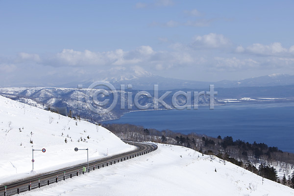 사람없음 2010년일본 JPG 포토 해외기획촬영 겨울 계절 구름(자연) 길 눈(날씨) 도로 도로표지판 비호로토게 설경 설원 아칸국립공원 야외 언덕 일본 자연 주간 표지판 풍경(경치) 호수 홋카이도