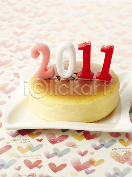 축하 사람없음 JPG 포토 2011년 무늬 빵 새해 스튜디오촬영 식탁보 실내 오브젝트 음식 접시 초 치즈케이크 케이크 패턴 하트