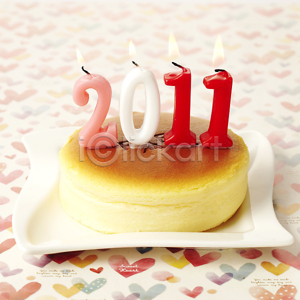 축하 사람없음 JPG 포토 2011년 무늬 빵 새해 스튜디오촬영 식탁보 실내 오브젝트 음식 접시 초 촛불 치즈케이크 케이크 패턴 하트