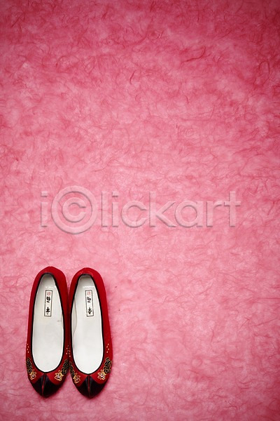사람없음 JPG 포토 고무신 꽃신 명절 백그라운드 빨간색 새해 스튜디오촬영 신발 실내 오브젝트 전통 전통소품 한국 한국전통 한지 한켤레