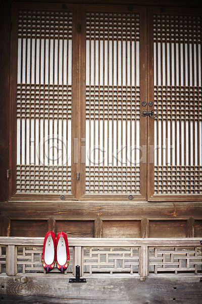사람없음 JPG 포토 고무신 꽃신 마루(인테리어) 명절 방문 새해 신발 야외 오브젝트 잡화 전통소품 한국 한국전통 한켤레
