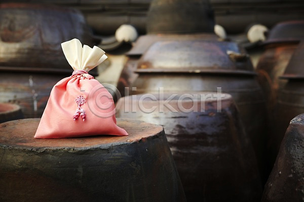 사람없음 JPG 포토 명절 복주머니 분홍색 새해 야외 오브젝트 전통소품 한국 한국전통 항아리
