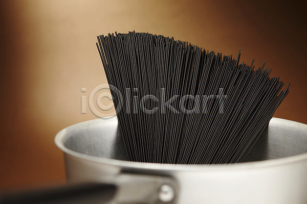 사람없음 JPG 포토 검은색 냄비 면 면류 백그라운드 스파게티 식재료 요리 음식 재료 파스타