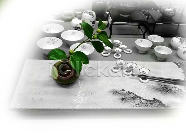 준비 사람없음 JPG 포토 그릇 꽃 꽃병 대접 무늬 문양 받침대 상차림 식기 식물 장식 전통 전통무늬 전통문양 접시 젓가락 종지 주방용품 주전자