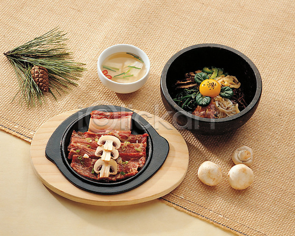 사람없음 JPG 포토 돌솥비빔밥 물김치 버섯 비빔밥 소고기 솔잎 실내 육류 음식 채소 한국문화 한식