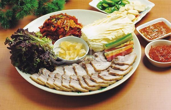 사람없음 JPG 포토 당근 돼지고기 배추 보쌈 실내 쌈장 양념 오이 육류 음식 채소 한국문화 한식