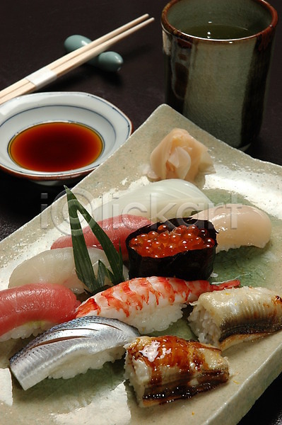 사람없음 JPG 간장 모듬초밥 물 물컵 생선초밥 실내 요리 음식 일본음식 접시 젓가락 초밥 컵