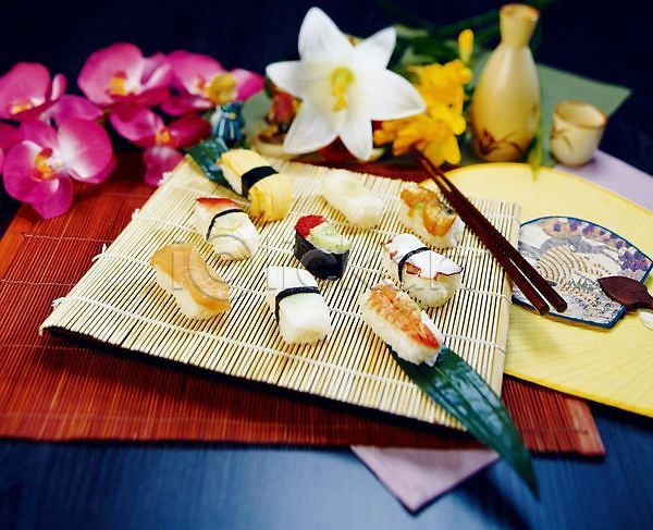 사람없음 JPG 꽃 대나무발 모듬초밥 부채 술병 술잔 실내 요리 음식 일본음식 장식 젓가락 초밥