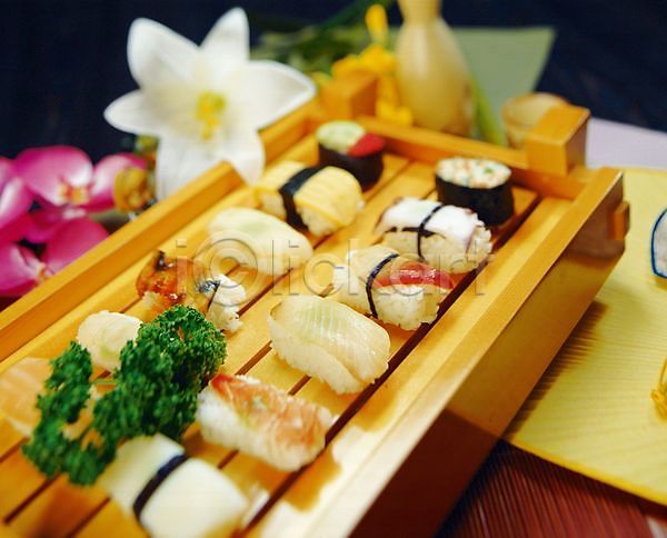 사람없음 JPG 꽃 모듬초밥 생선초밥 술병 술잔 실내 요리 음식 일본음식 장식 초밥