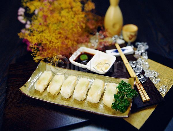 사람없음 JPG 고추냉이 꽃 대나무발 락교 생선초밥 술병 술잔 실내 요리 음식 일본음식 장식 젓가락 조화 초밥