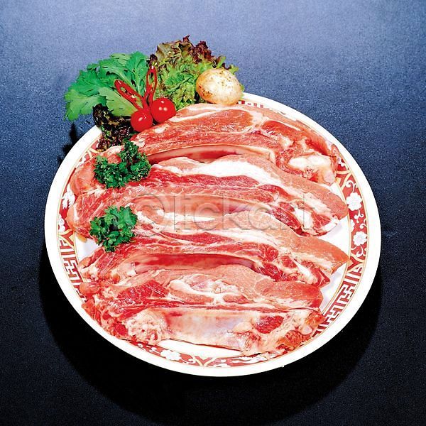 사람없음 JPG 검은배경 돼지고기 방울토마토 삼겹살 상추 생고기 실내 쑥갓 양송이 접시 채소