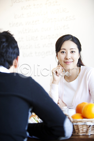 30대 남자 동양인 두명 사람 성인 성인만 여자 장년만 한국인 JPG 포토 과일 국내포토 라이프 라이프스타일 미소(표정) 바구니 부부 상반신 식사 실내 아빠 앉기 엄마 오렌지 우유 웃음 음료 음식 잔 커플 컵 포크