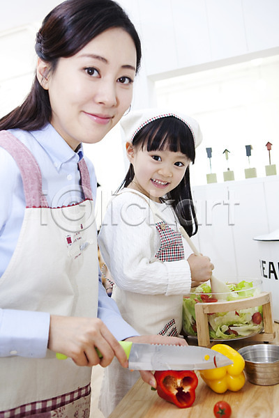 기쁨 도움 사랑 즐거움 행복 30대 동양인 두명 사람 성인 어린이 여자 여자만 유치원생 한국인 JPG 포토 가사 가족 가족애 국내포토 단면 두건 들기 딸 라이프 라이프스타일 미소(표정) 상반신 샐러드 샐러드스푼 서기 슬라이스 실내 싱크대 앞치마 엄마 요리 웃음 음식 자녀 자르기 자식 주방 채소 피망