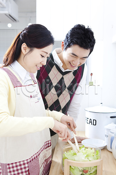 사랑 30대 동양인 두명 사람 성인 성인만 성인여자만 여자 여자만 장년만 장년여자만 한국인 JPG 포토 가사 가족애 국내포토 두건 들기 라이프 라이프스타일 미소(표정) 부부 상반신 샐러드 샐러드스푼 샐러드포크 서기 실내 싱크대 앞치마 엄마 요리 웃음 음식 주방 커플