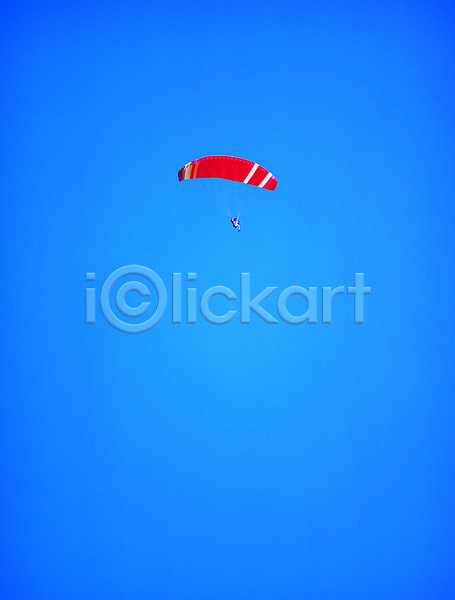 사람 한명 JPG 로우앵글 공중 구름(자연) 글라이더 낙하산 레저 레포츠 맑음 야외 주간 컬러 파란색 패러글라이딩 풍경(경치) 하늘 행글라이더