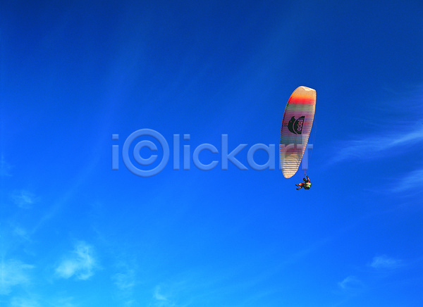사람 한명 JPG 로우앵글 공중 구름(자연) 글라이더 낙하산 레저 레포츠 맑음 야외 주간 컬러 파란색 패러글라이딩 풍경(경치) 하늘 행글라이더