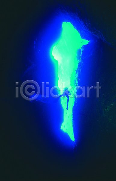 사람 한명 JPG 로우앵글 포토 돌(바위) 동굴 바다 바닷속 바위(돌) 생태계 수중 수중동굴 수중사진 스쿠버다이버 스쿠버다이빙 야외 어둠 자연 잠수 잠수부 주간 컬러 파란색 풍경(경치) 해저