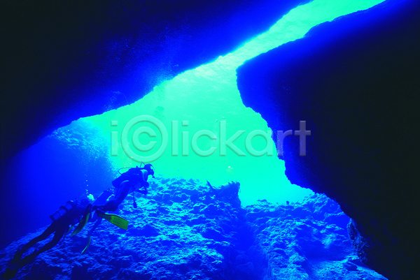 사람 여러명 JPG 포토 돌(바위) 동굴 바다 바닷속 바위(돌) 생태계 수중 수중동굴 수중사진 스쿠버다이버 스쿠버다이빙 야외 자연 잠수 잠수부 주간 컬러 파란색 풍경(경치) 해저
