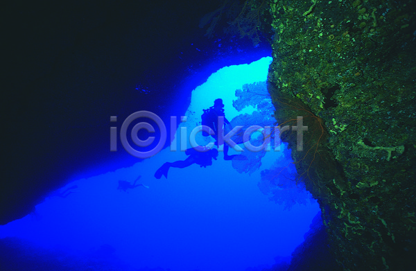 사람 여러명 JPG 포토 돌(바위) 동굴 바다 바닷속 바위(돌) 생태계 수중 수중동굴 수중사진 스쿠버다이버 스쿠버다이빙 야외 자연 잠수 잠수부 주간 클래식블루 트렌드컬러 파란색 풍경(경치) 해저